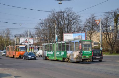 LVIV, UKRAINE - Nisan 04, 2019. Tram Tatra KT4SU # 1096 ve Tatra KT4D # 1160 (ex. Gera # 321) Lviv sokaklarında yolcularla at sürüyor..