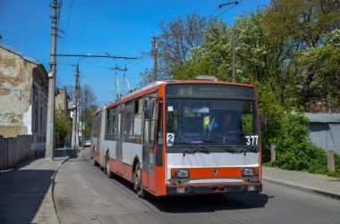 CHERNIVTSI, UKRAINE - 26 Nisan 2019. Trolleybus Skoda 15Tr # 377 (eski. Kosice # 1018) Chernivtsi sokaklarında yolcularla at sürüyor..