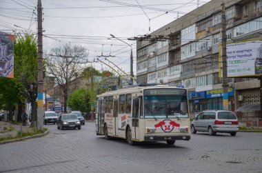 CHERNIVTSI, UKRAINE - 02 Mayıs 2019. Trolleybus Skoda 14Tr # 362 (eski. Ostrava # 3249) Chernivtsi sokaklarında yolcularla at sürüyor..