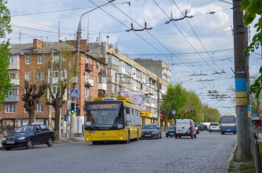 CHERNIVTSI, UKRAINE - 02 Mayıs 2019. Trolleybus Dnipro T203 (MAZ) # 385 Chernivtsi sokaklarında yolcularla birlikte.