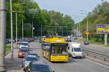 KYIV, UKRAINE - 16 Mayıs 2019. Trolleybus Bogdan 701 # 1367 Kyiv sokaklarında yolcularla birlikte.