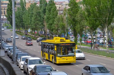 KYIV, UKRAINE - 16 Mayıs 2019. Trolleybus Bogdan 701 # 1367 Kyiv sokaklarında yolcularla birlikte.