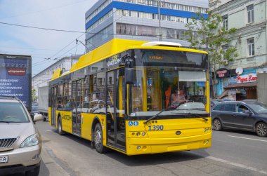 KYIV, UKRAINE - 16 Mayıs 2019. Trolleybus Bogdan 701 # 1390 Kyiv sokaklarında yolcularla birlikte.
