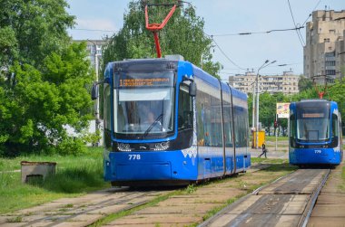 KYIV, UKRAINE - 16 Mayıs 2019. Tramvay PESA 71-414 # 778 ve 779 Kyiv sokaklarında yolcularla birlikte.