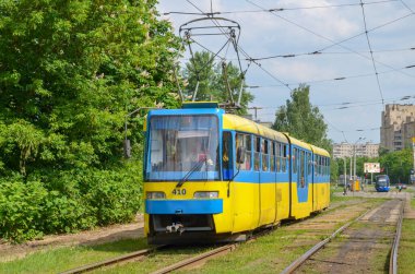 KYIV, UKRAINE - 16 Mayıs 2019. KT3UA 410 numaralı tramvay Kyiv caddelerinde yolcularla yolculuk ediyor..