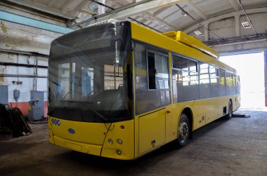 CHERNIVTSI, UKRAINE - 17 Mayıs 2019. Trolleybus Dnipro T203 # 386 Chernivtsi 'deki troleybüs deposundan geldi..