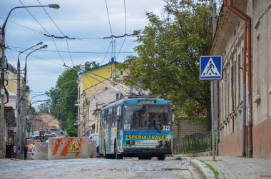 CHERNIVTSI, UKRAINE - 21 Mayıs 2019. Trolleybus Skoda 14Tr # 322 (eski. Kyiv # 413) Chernivtsi sokaklarında yolcularla at sürüyor..