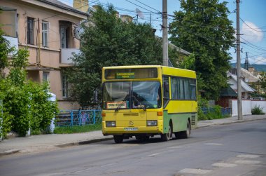 CHERNIVTSI, UKRAINE - 29 Mayıs 2019. Goppel otobüsü (Mercedes-Benz O402) Chernivtsi sokaklarında yolcularla yolculuk ediyor..