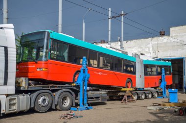 CHERNIVTSI, UKRAINE - 29 Mayıs 2019. Trolleybus Hess SwissTrolley 2 # 391 (eski. Biel # 82) Chernivtsi troleybüs deposunda boşaltıldı..