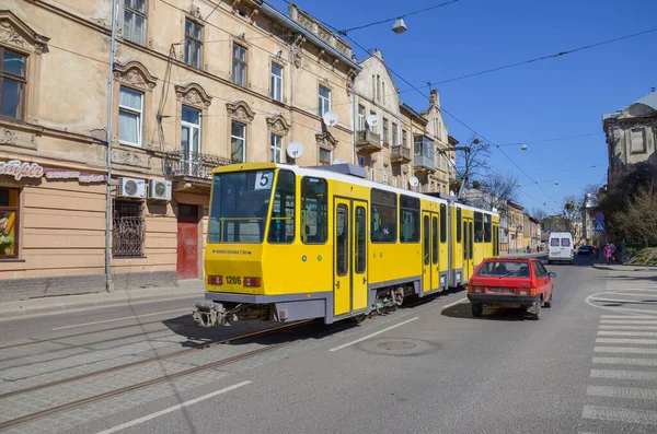 LVIV, UKRAINE - 2 Nisan 2019. Tram Tatra KT4DM # 1206 (ex. Berlin # 6135) Lviv sokaklarında yolcularla at sürüyor..