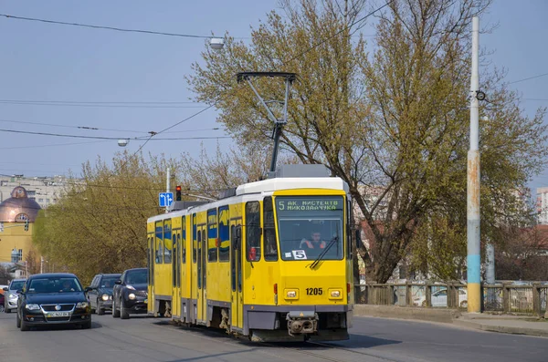 LVIV, UKRAINE - Nisan 04, 2019. Tram Tatra KT4DM # 1205 (ex. Berlin # 6002) Lviv sokaklarında yolcularla at sürüyor.