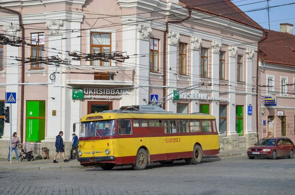 Chernivtsi Ukrajina Května2019 Projíždějící Trolejbus Škoda 9Tr 206 Projíždějící Ulicemi — Stock fotografie