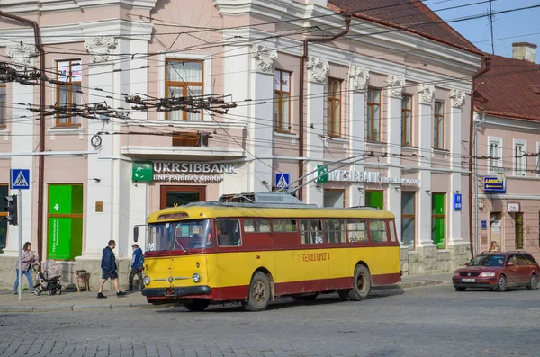 Chernivtsi Ukraine 2019 Május Elhaladó Skoda 9Tr 206 Trolibusz Chernivtsi — Stock Fotó