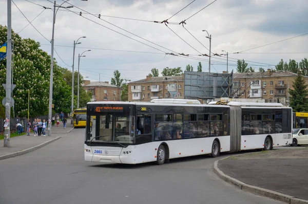 Kyiv Ukrajina Května2019 Trolejbus Laz E301 2661 Koni Pasažéry Ulicích — Stock fotografie