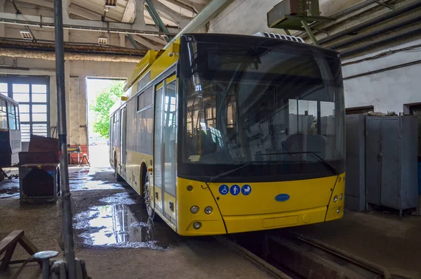 CHERNIVTSI, UKRAINE - 17 Mayıs 2019. Trolleybus Dnipro T203 (MAZ) # 387 numara Chernivtsi 'deki troleybüs deposundan geldi..