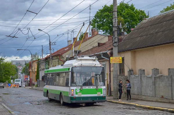 CHERNIVTSI, UKRAINE - 21 Mayıs 2019. Trolleybus Skoda 21Tr # 373 (eski. Plzen # 481) Chernivtsi sokaklarında yolcularla at sürüyor..