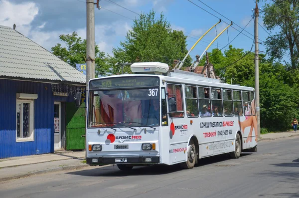 CHERNIVTSI, UKRAINE - 29 Mayıs 2019. Trolleybus Skoda 14Tr # 367 (eski. Plzen # 435) Chernivtsi sokaklarında yolcularla birlikte at sürüyor..