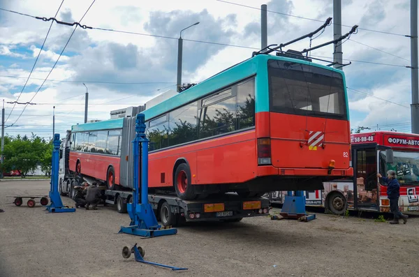 CHERNIVTSI, UKRAINE - 29 Mayıs 2019. Trolleybus Hess SwissTrolley 2 # 391 (eski. Biel # 82) Chernivtsi troleybüs deposunda boşaltıldı..