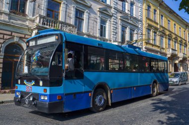 CHERNIVTSI, UKRAINE - Haziran 06, 2019. Trolleybus Den Oudsten B88 (Volvo) #351 (ex. Arnhem # 5182) Chernivtsi sokaklarında yolcularla at sürüyor..