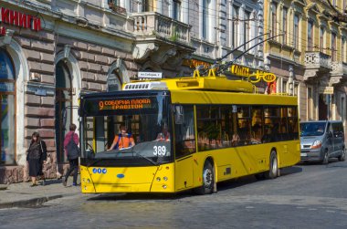 CHERNIVTSI, UKRAINE - Haziran 06, 2019. Trolleybus Dnipro T203 (MAZ) # 389 Chernivtsi sokaklarında yolcularla birlikte.