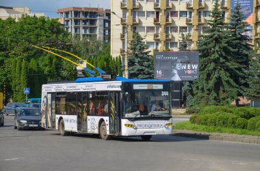 CHERNIVTSI, UKRAINE - Haziran 06, 2019. Trolleybus LAZ E183 # 344 Chernivtsi sokaklarında yolcularla birlikte.
