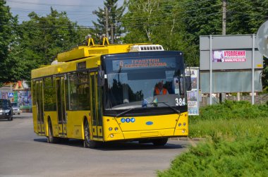 CHERNIVTSI, UKRAINE - Haziran 06, 2019. Trolleybus Dnipro T203 (MAZ) # 384 Chernivtsi sokaklarında yolcularla birlikte.