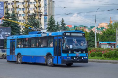 CHERNIVTSI, UKRAINE - Haziran 06, 2019. Trolleybus Den Oudsten B88 (Volvo) #351 (ex. Arnhem # 5182) Chernivtsi sokaklarında yolcularla at sürüyor..