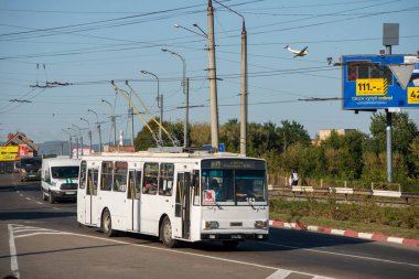 CHERNIVTSI, UKRAINE - 23 Eylül 2020. Trolleybus Skoda 14Tr # 362 (eski. Ostrava # 3249) Chernivtsi sokaklarında yolcularla at sürüyor..