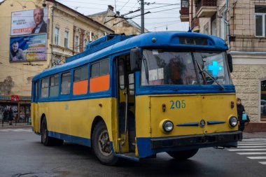 CHERNIVTSI, UKRAINE - 30 Eylül 2020. Chernivtsi sokaklarında giden tramvay Skoda 9Tr # 205 'i geçiyoruz..