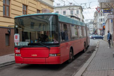 CHERNIVTSI, UKRAINE - 13 Ekim 2020. Trolleybus Hess SwissTrolley 2 # 398 (eski. Biel # 89) Chernivtsi sokaklarında yolcularla at sürüyor..