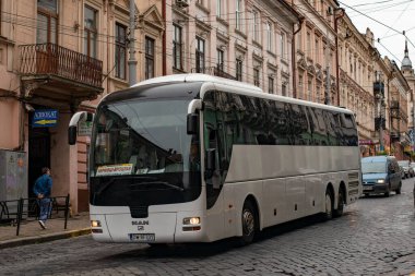 CHERNIVTSI, UKRAINE - 16 Ekim 2020. Chernivtsi sokaklarında yolcularla gezen otobüs şoförü..