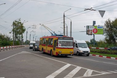 CHERNIVTSI, UKRAINE - 13 Ekim 2020. Trolleybus Skoda 14Tr # 379 (eski. Kosice # 2004) Chernivtsi sokaklarında yolcularla at sürüyor.