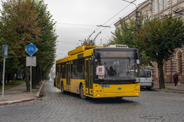 CHERNIVTSI, UKRAINE - 16 Ekim 2020. Trolleybus Dnipro T203 # 383 Chernivtsi sokaklarında yolcularla geziyor..