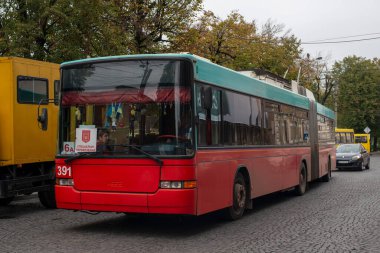 CHERNIVTSI, UKRAINE - 16 Ekim 2020. Trolleybus Hess SwissTrolley 2 # 391 (eski. Biel # 82) Chernivtsi sokaklarında yolcularla at sürüyor..