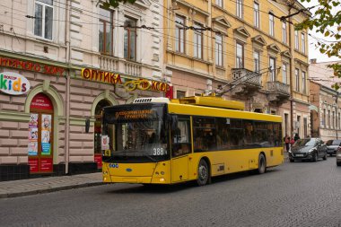 CHERNIVTSI, UKRAINE - 16 Ekim 2020. Trolleybus Dnipro T203 (MAZ) # 388 Chernivtsi sokaklarında yolcularla birlikte.
