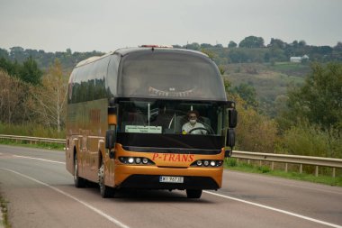 KOROVIYA, UKRAINE - 16 Ekim 2020. Chernivtsi Oblastı sokaklarında yolcularla yolculuk eden otobüs..