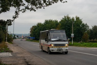 KOROVIYA, UKRAINE - 16 Ekim 2020. Ernst Yazar Takım Yıldızı Şehri otobüsü Chernivtsi Oblastı sokaklarında yolcularla geziyor..