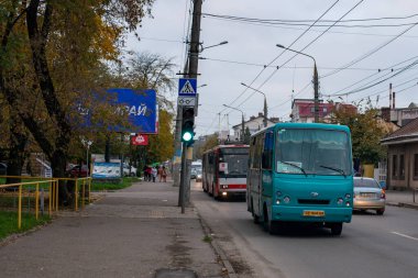 CHERNIVTSI, UKRAINE - 27 Ekim 2020. Otobüs I-VAN 071 ve trolleybus Skoda 15Tr # 377 (eski. Kosice # 1018) Chernivtsi sokaklarında yolcularla at sürüyor..