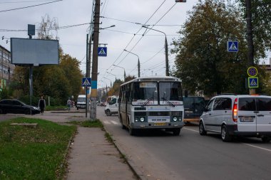 CHERNIVTSI, UKRAINE - 27 Ekim 2020. PAZ-4234 numaralı otobüs Chernivtsi sokaklarında yolcularla yolculuk ediyor..