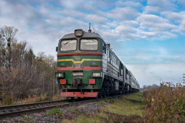 CHERNIVTSI, UKRAINE - 21 Kasım 2020. Chernivtsi 'de yolcu vagonlu 2M62U-0214 lokomotifi.