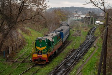 CHERNIVTSI, UKRAINE - 21 Kasım 2020. Chernivtsi 'de yolcu vagonlu ChME3t-6448 lokomotif.