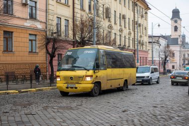 CHERNIVTSI, UKRAINE - 20 Aralık 2020. Ernst Otobüs Yazarları Ekibi (Mercedes-Benz) Chernivtsi sokaklarında yolcularla yolculuk ediyor..