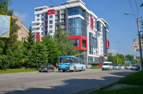 Chernivtsi Ukraine 2019年6月10日 トロリーバスシュコダ14Trの 314 Chernivtsiの通りで乗客と一緒に乗って — ストック写真
