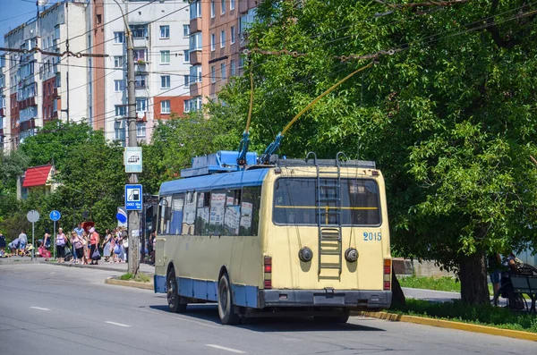 CHERNIVTSI, UKRAINE - 11 Haziran 2019. Trolleybus LAZ-52522 # 2015 Chernivtsi sokaklarında yolcularla birlikte.