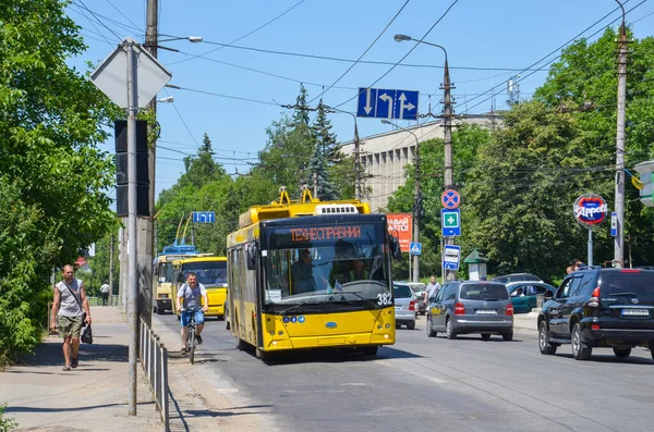 CHERNIVTSI, UKRAINE - 13 Haziran 2019. Trolleybus Dnipro T203 # 382 Chernivtsi sokaklarında yolcularla geziyor..