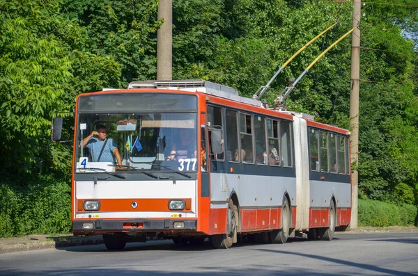 Chernivtsi Ukraine 2019 Trolleybus Skoda 15Tr 377 1018 체르니 거리에서 — 스톡 사진