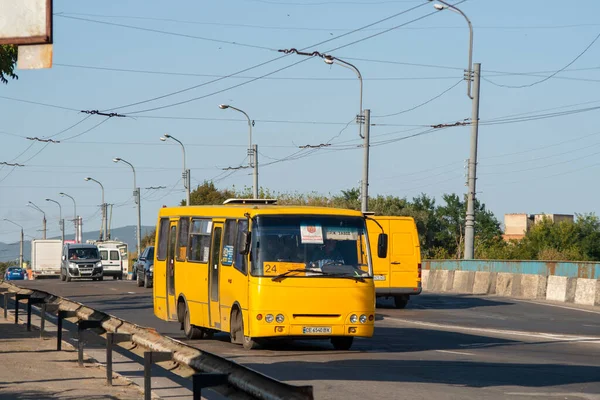CHERNIVTSI, UKRAINE - 23 Eylül 2020. Bogdan A09202 otobüsü Chernivtsi sokaklarında yolcularla yolculuk ediyor..