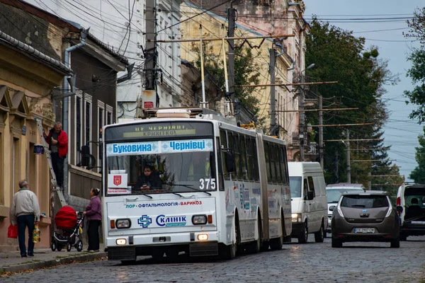 Chernivtsi Ukraine 2020 Trolleybus Skoda 15Tr 375 366 체르니 거리에서 — 스톡 사진