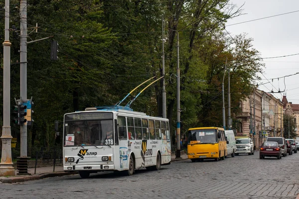 Chernivtsi Ukraine 2020年10月16日 トロリーバスシュコダ14Tr 378 コスイス 2004 チェルニフツィ通りの乗客と一緒に乗る — ストック写真