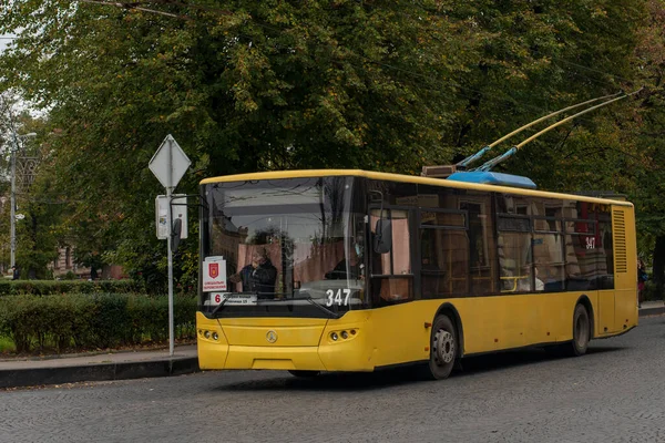 Chernivtsi Ukraine October 2020 Trolleybus Laz E183 347 Riding Passengers — Stock Photo, Image